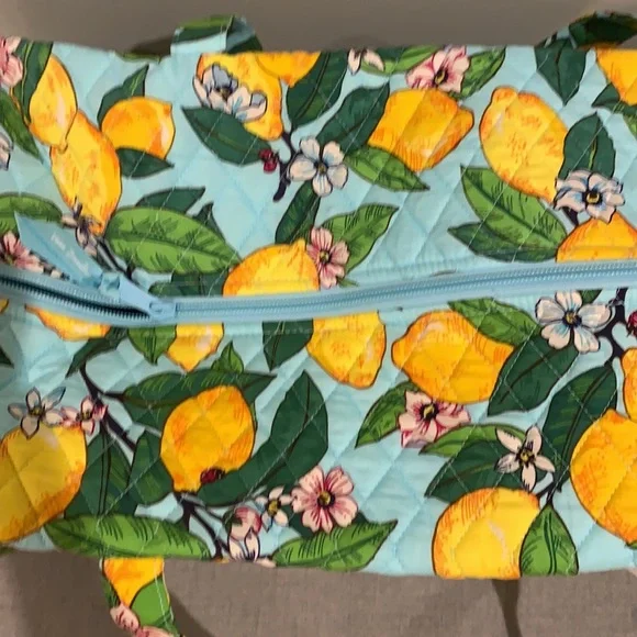 ‼️holiday sale-FIRM‼️ NWT vera bradley large travel duffel lemon grove - Picture 4 of 10